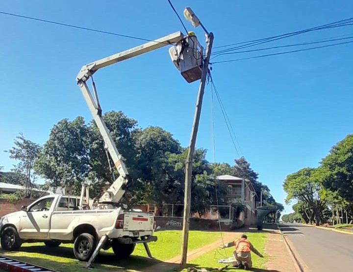 Vialidad incorpora equipos de iluminación en espacios de uso recreativo y social de Posadas