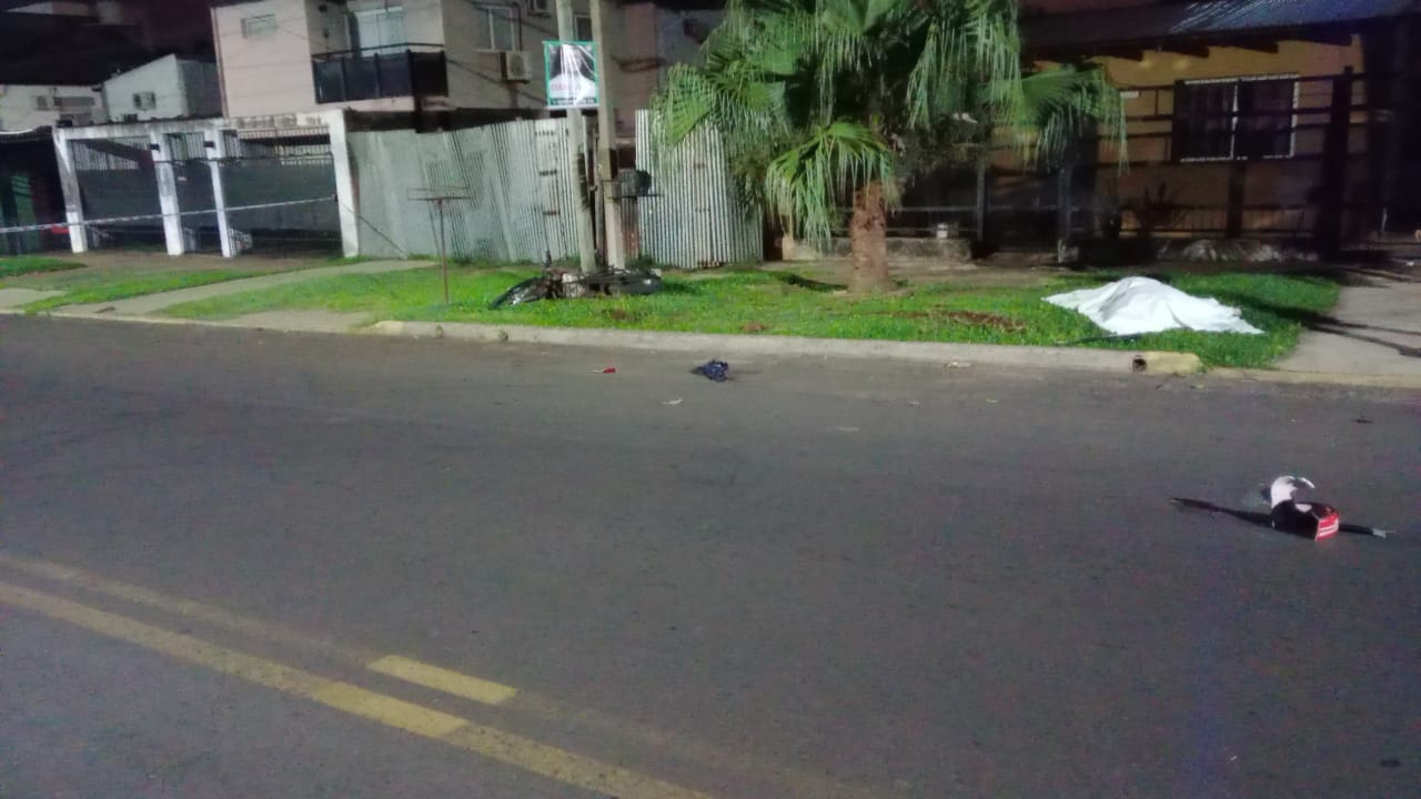 Joven perdió la vida en Posadas tras despistar con su moto