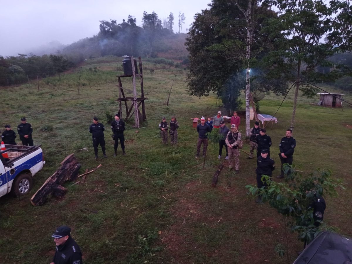 Con drones, buzos tácticos y más de 200 policías, continúa la búsqueda del niño desaparecido en El Soberbio 3 6 - busqueda 4 - 5