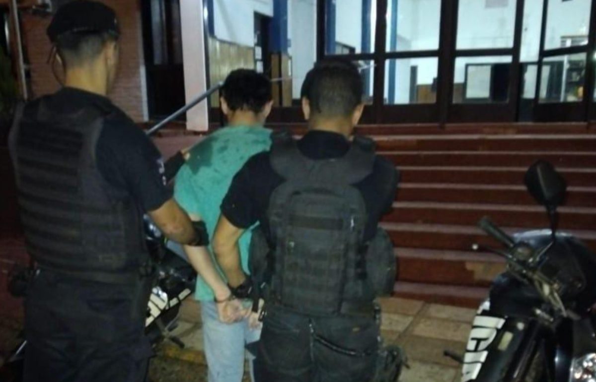 Motociclista intentó escapar de la Policía y embistió a un agente: terminó preso