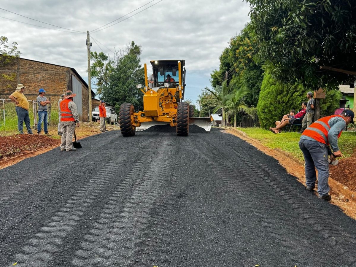 Macias recorrió las obras de asfaltado en Panambí: “Mejorará la circulación en los barrios” 1 2 - obras en panambi 1 - 1