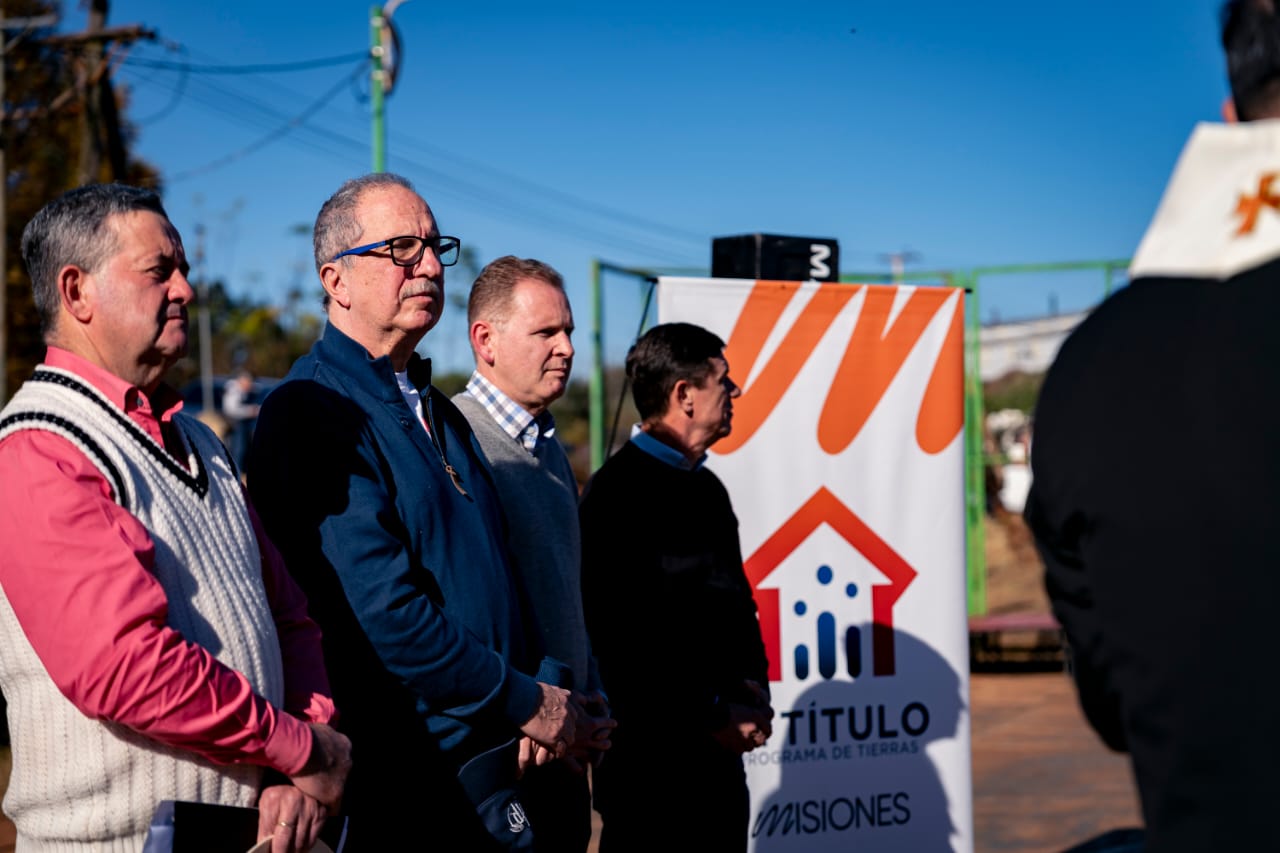 Passalacqua entregó títulos de propiedad a más de 200 familias de Dos de Mayo 1 2 - ENTREGA DE TITULOS 1 - 1