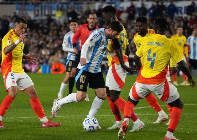 En un partido picante y con uno menos, la Selección argentina empató frente a Colombia