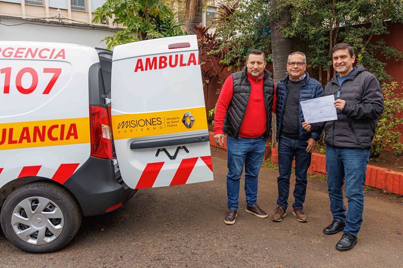 El Gobierno provincial entregó ambulancias y equipamiento a municipios 3 6 - Entre de moviles y equipos 13 - 5