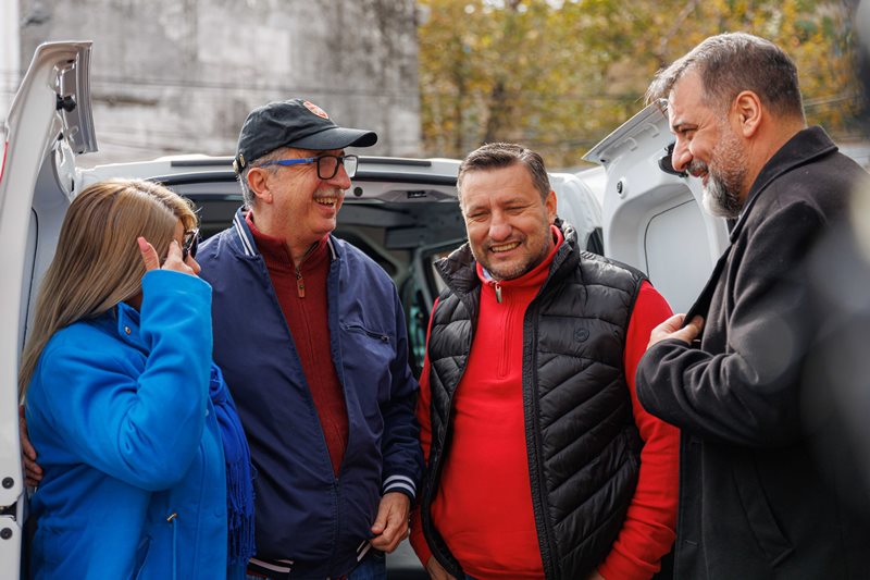 El Gobierno provincial entregó ambulancias y equipamiento a municipios 2 4 - Entre de moviles y equipos 35 - 3