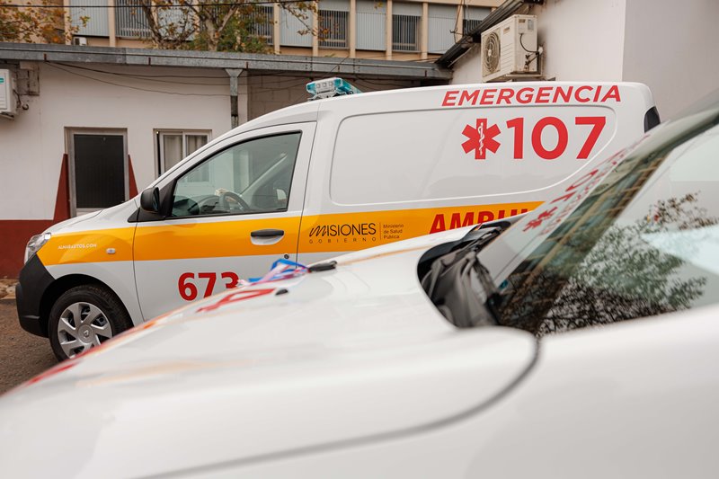 El Gobierno provincial entregó ambulancias y equipamiento a municipios 1 2 - Entre de moviles y equipos 9 - 1