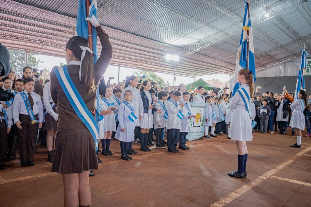 Cientos de estudiantes hicieron su promesa a la bandera en Villa Cabello