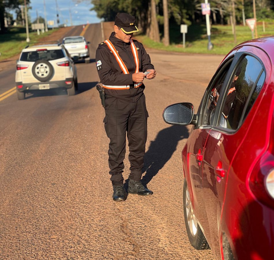 La Policía de Misiones interviene con operativos de prevención y asistencia en los 79 municipios de la provincia