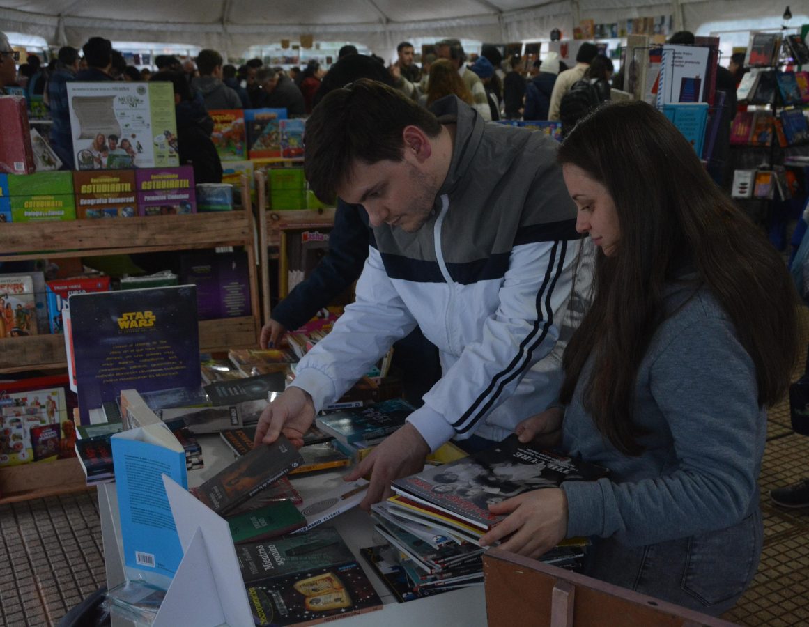 Mas de 5000 personas ya disfrutaron de la Feria del Libro de Posadas 6 - 1
