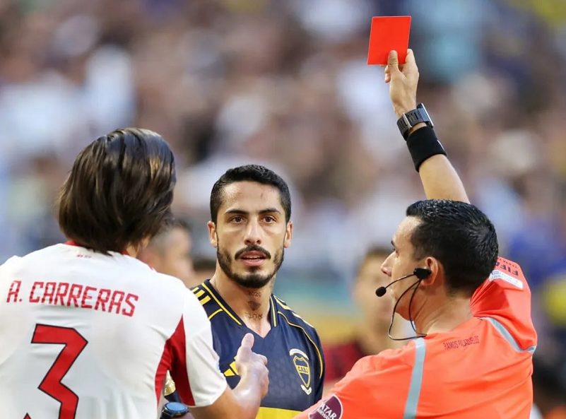 Figal pidió disculpas por la expulsión ante Benfica en redes sociales