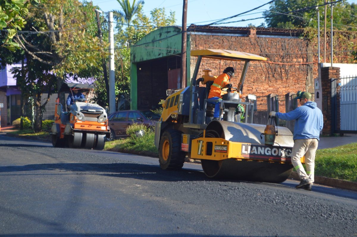 Avanzan las obras de mantenimiento vial e infraestructura comunitaria en Posadas
