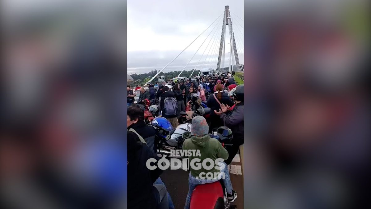 Paseros cortan el puente internacional en protesta por controles aduaneros