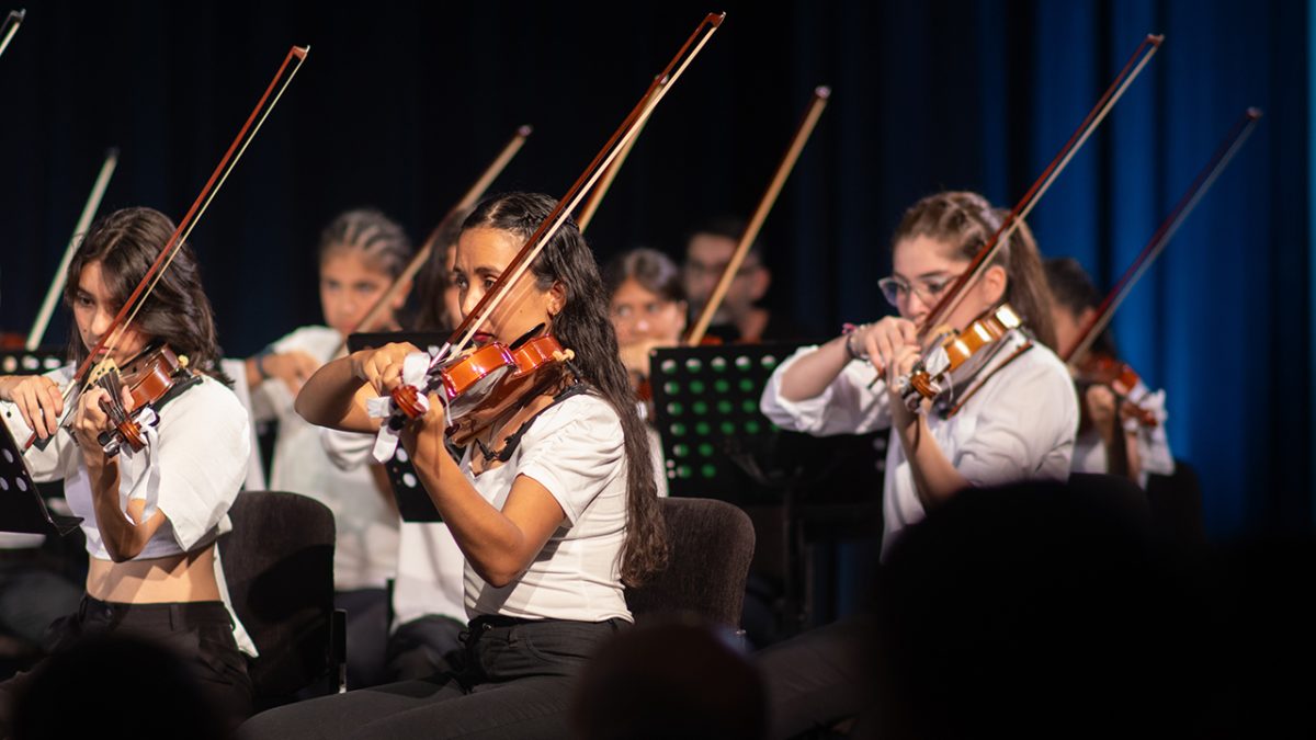Los violines de la Orquesta Juvenil se presentan en el Teatro de Prosa