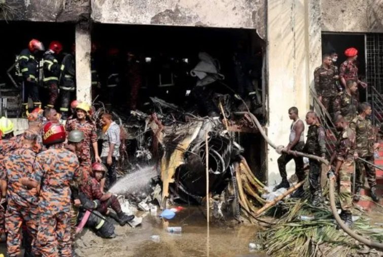 Bangladesh: un avión militar se estrelló contra un colegio y dejó al menos 27 muertos