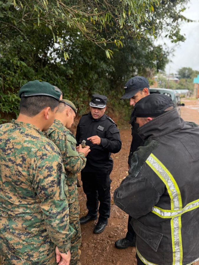 Bomberos anti explosivos retiraron una granada del frente de una vivienda en Bernardo de Irigoyen 2 - 1
