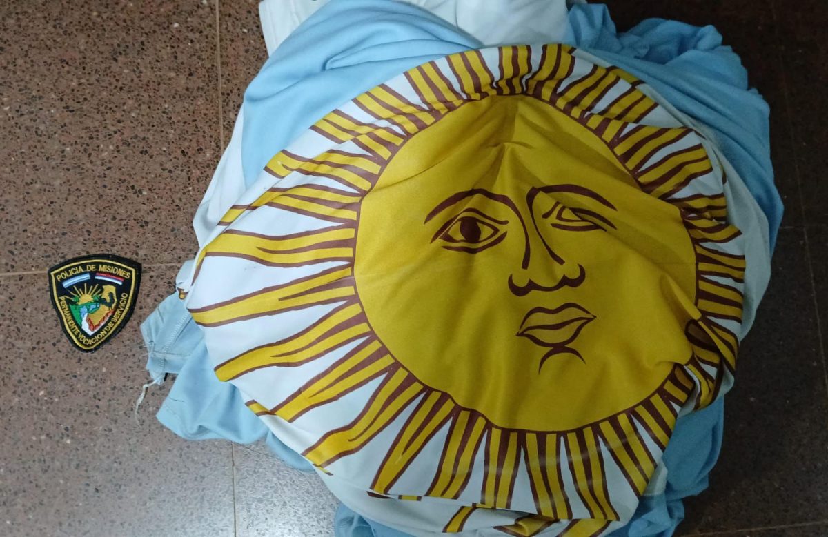 Detuvieron a una pareja por robar las banderas de una plazoleta en Eldorado