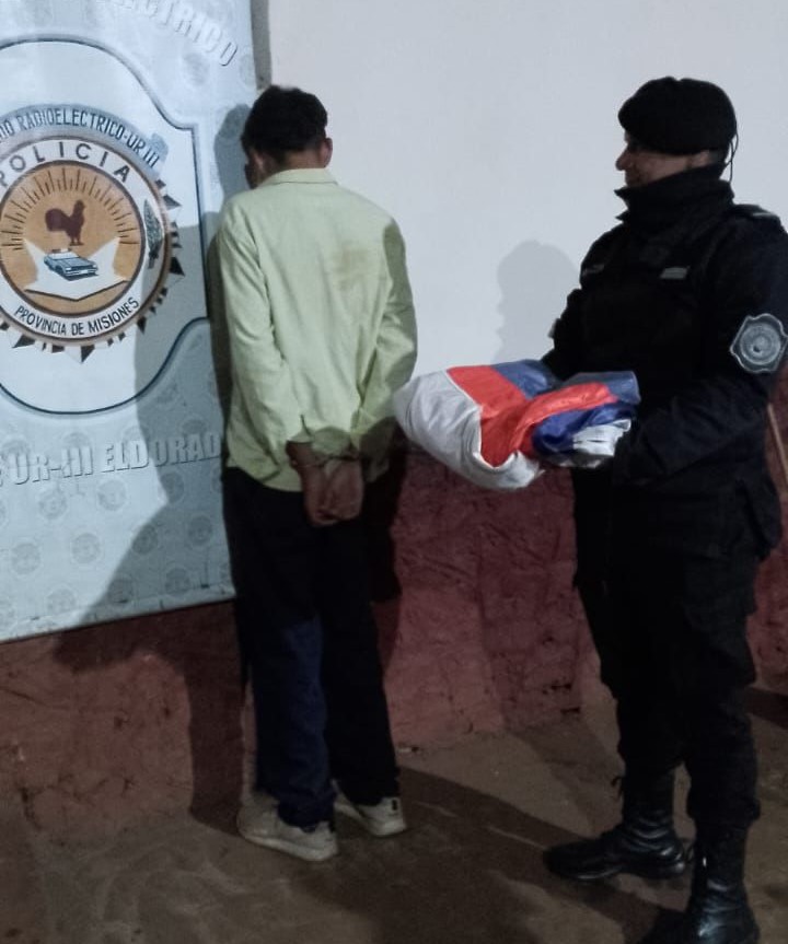 Detuvieron a una paeja por robar las banderas de una plazoleta en Eldorado 3 - 1