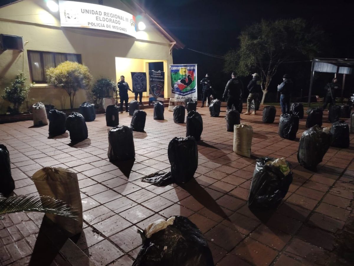 Incautan marihuana valuada en más de $1.600 millones a orillas del Paraná 2 4 - Incautan marihuana valuada en mas de 1.600 millones a orillas del Parana 5 - 3