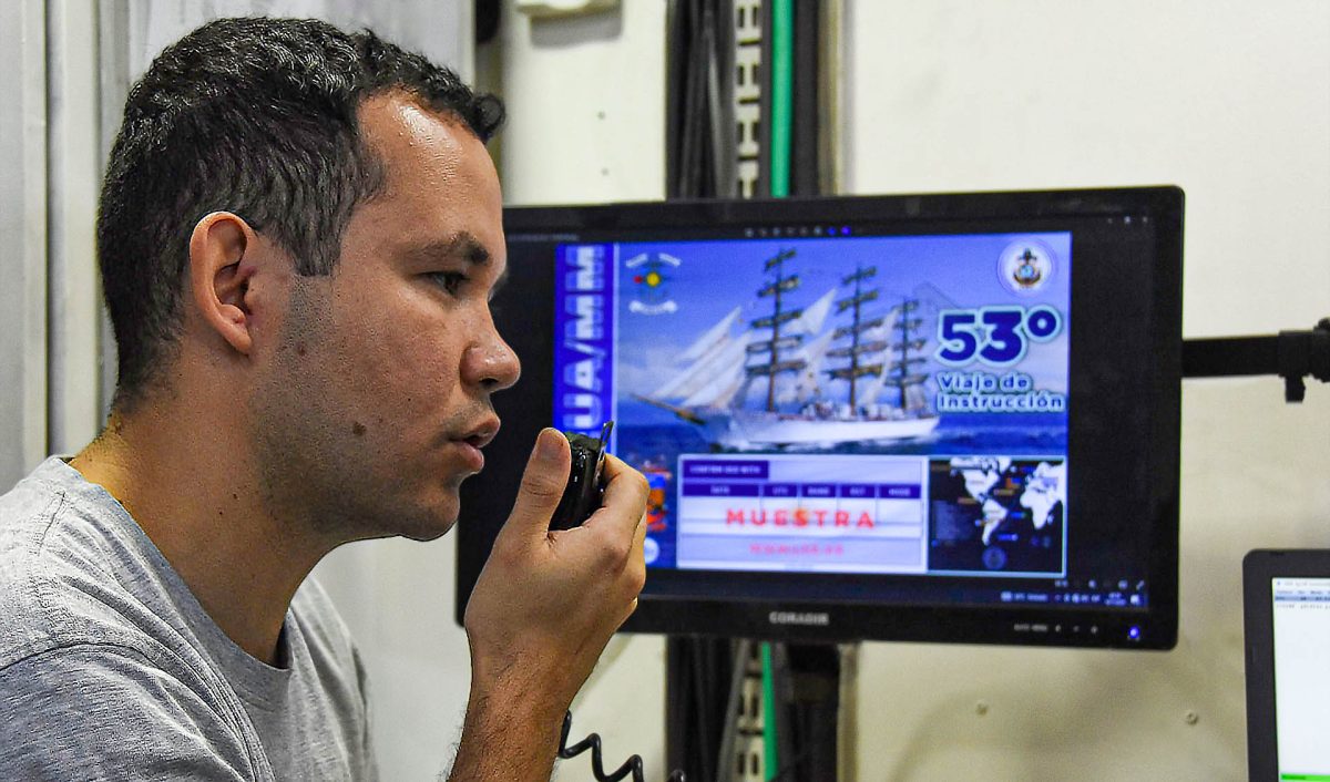 Un misionero conecta al mundo desde alta mar: radioaficionados en la fragata ARA Libertad