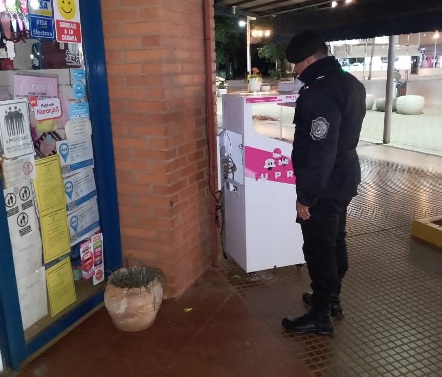 Ocasionó disturbios en un local comercial y fue detenido por la policía en Eldorado 2 4 - Ocasiono disturbios en un local comercial y fue detenido por la policia en Eldorado 2 - 3