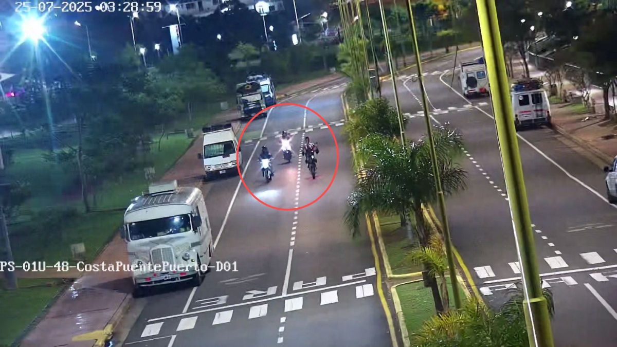 Realizaba maniobras peligrosas con su motocicleta en la Costanera, chocó y terminó detenido