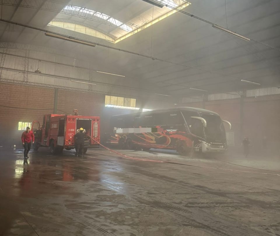Se incendió un micro de larga distancia en Posadas