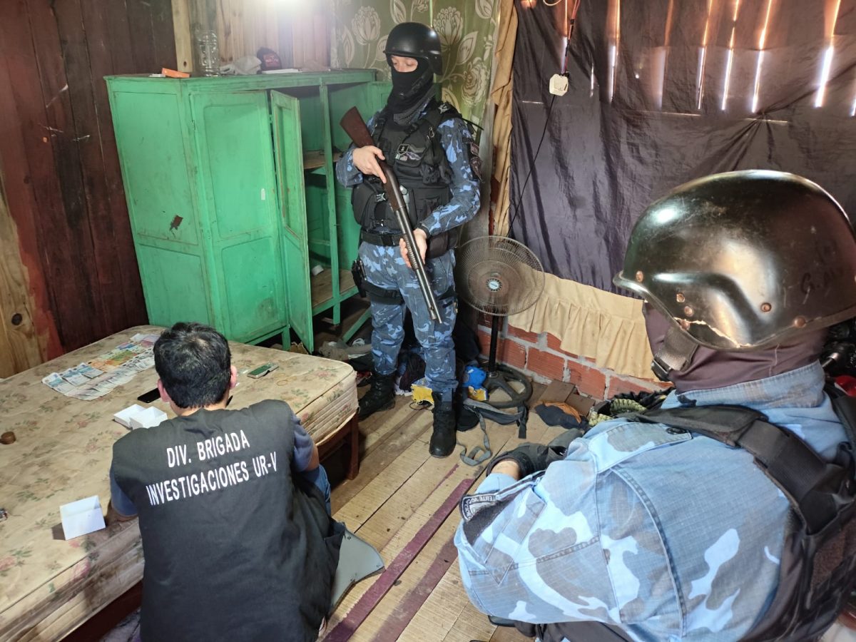 Iguazú: allanamientos simultáneos dejaron tres demorados, dosis de cocaína tipo “pedra” y vehículos incautados 1 2 - allanamientos en iguazu 1 - 1