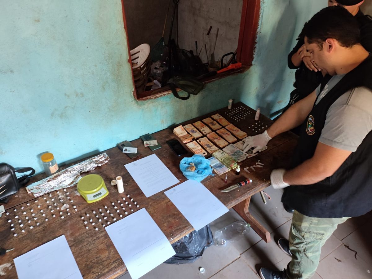 Iguazú: allanamientos simultáneos dejaron tres demorados, dosis de cocaína tipo “pedra” y vehículos incautados 2 4 - allanamientos en iguazu 2 - 3