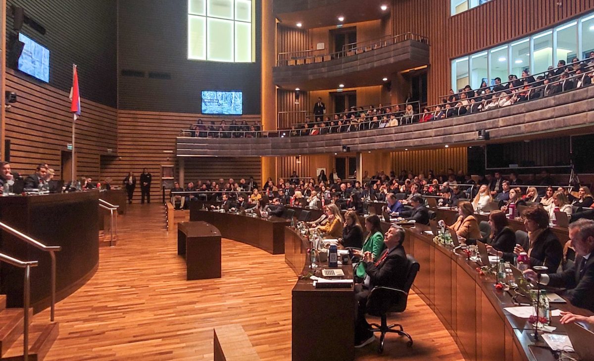 La Legislatura aprobó la ley que establece la Fiesta Provincial de la Rosa