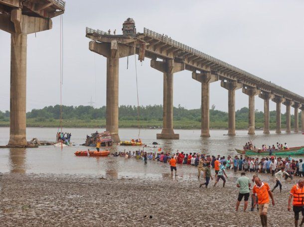 India: al menos nueve muertos tras la caída de un puente en Gujarat