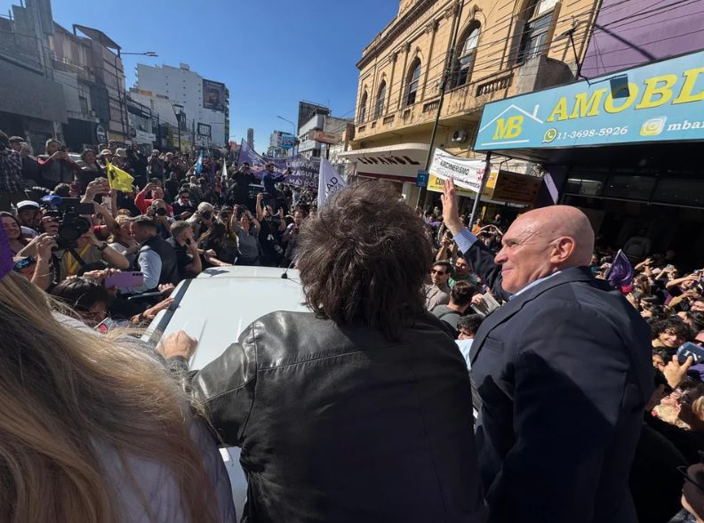 Detuvieron a dos personas por la agresión a la caravana de Milei