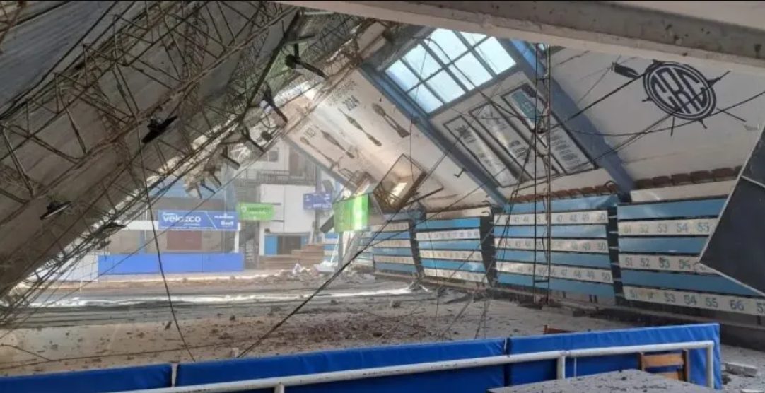 Cayó el techo de la cancha del Club Regatas Corrientes e investigan las causas