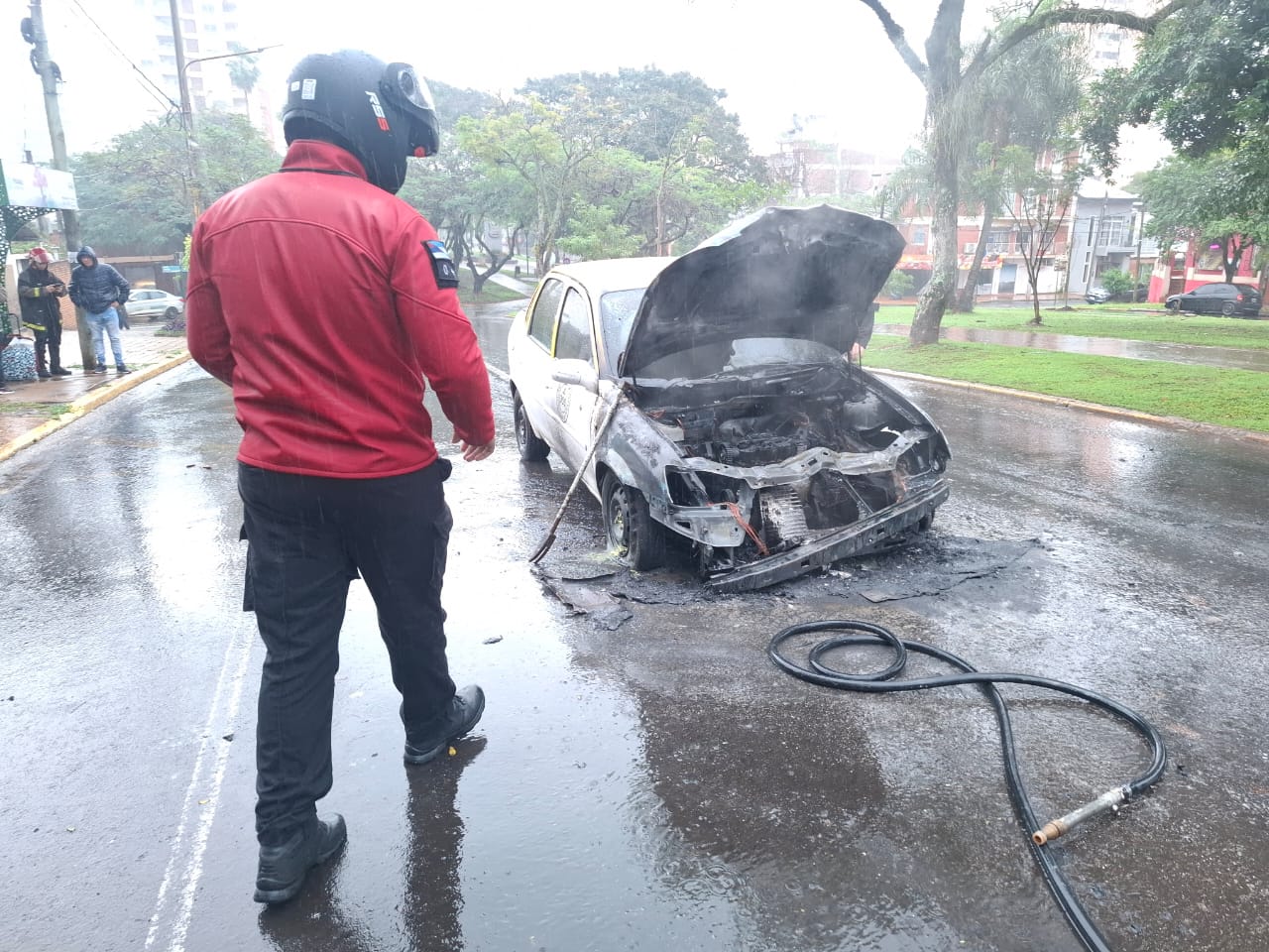 Posadas: bomberos sofocaron un incendio vehicular en pleno centro 