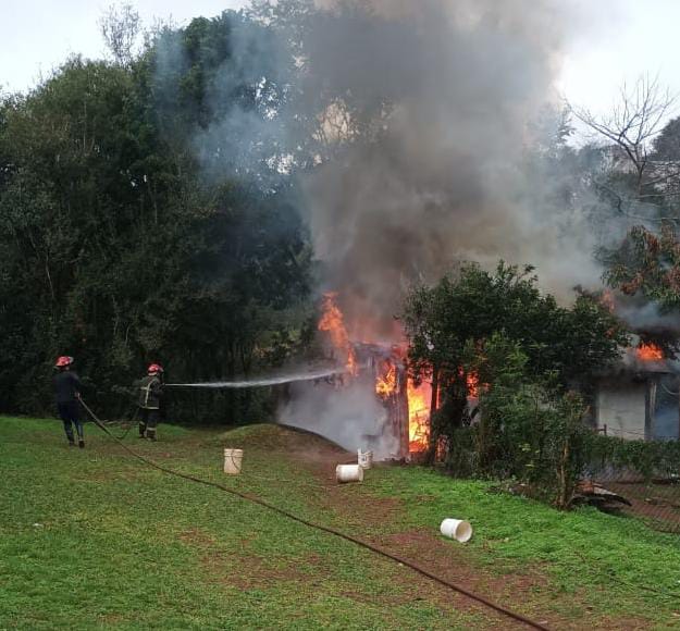 Incendio consumió por completo una vivienda en Oberá