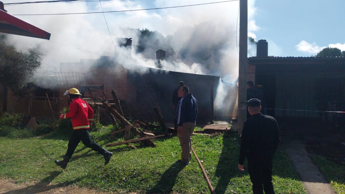 Vivienda sufrió serios daños en Posadas tras incendio: no hay lesionados