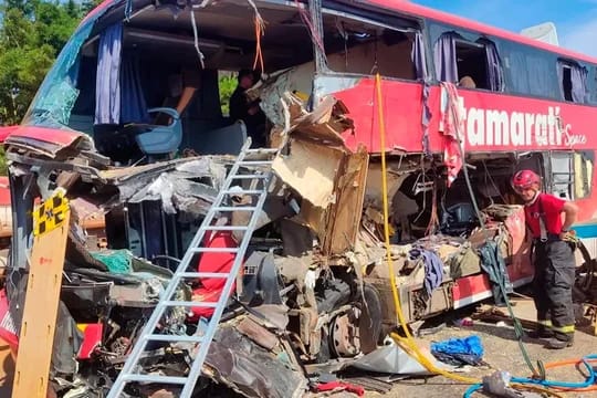 Choque entre camión y colectivo dejó 11 muertos y más de 40 heridos en Brasil