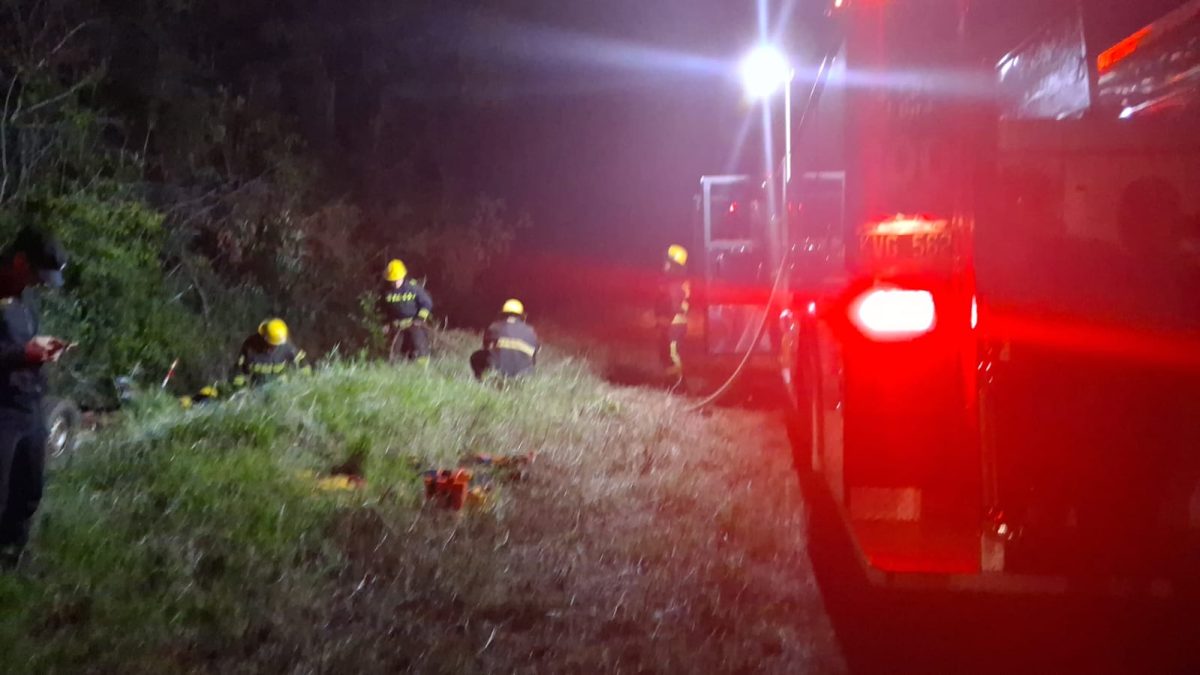 Despiste y vuelco en Cerro Azul: un fallecido y dos heridos
