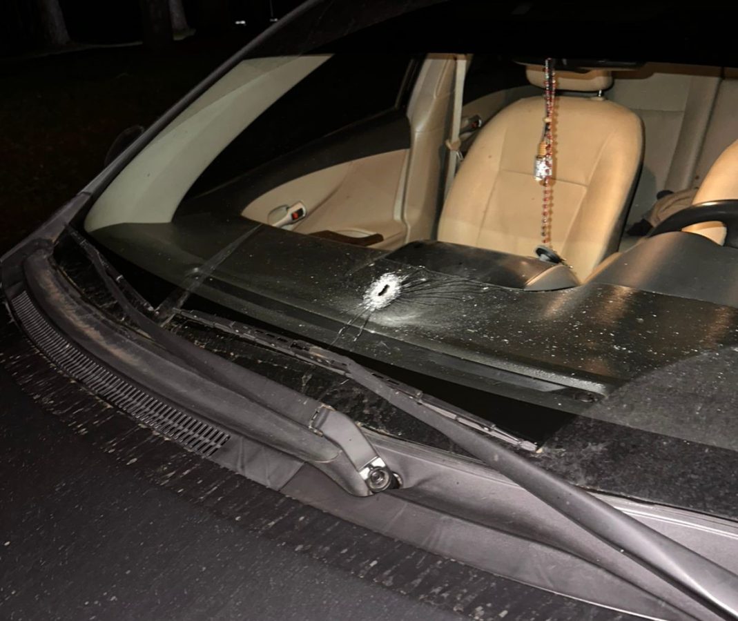 Investigan presunto ataque con arma de fuego a un auto en El Alcázar