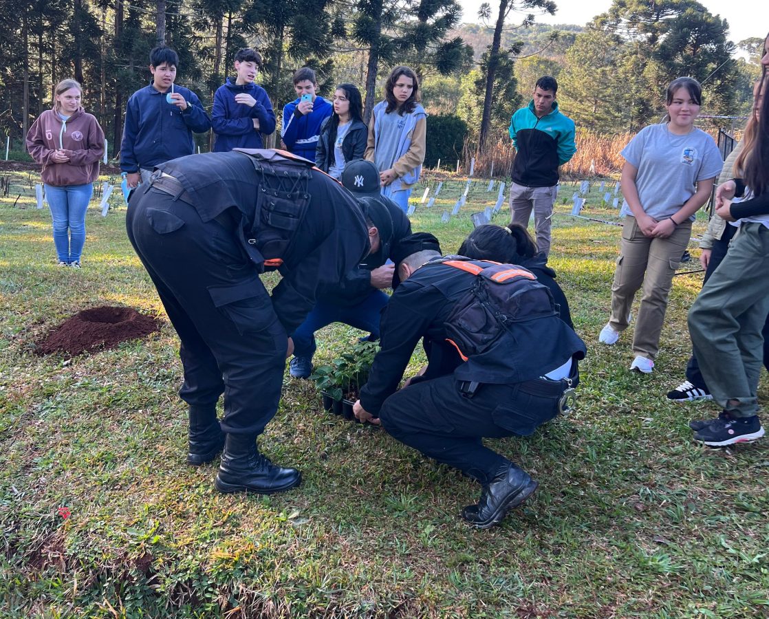 La Policía de Misiones plantó más de 100 especies nativas en el Día del Árbol