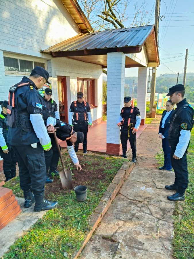 La Policía de Misiones plantó más de 100 especies nativas en el Día del Árbol 1 2 - La Policia de Misiones planto mas de 100 especies nativas en el Dia del Arbol 3 - 1