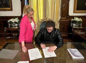 milei firmando
