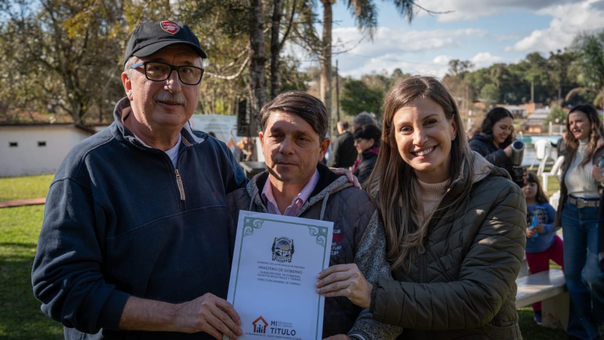 Passalacqua entregó 296 títulos de propiedad en San Antonio y Andresito