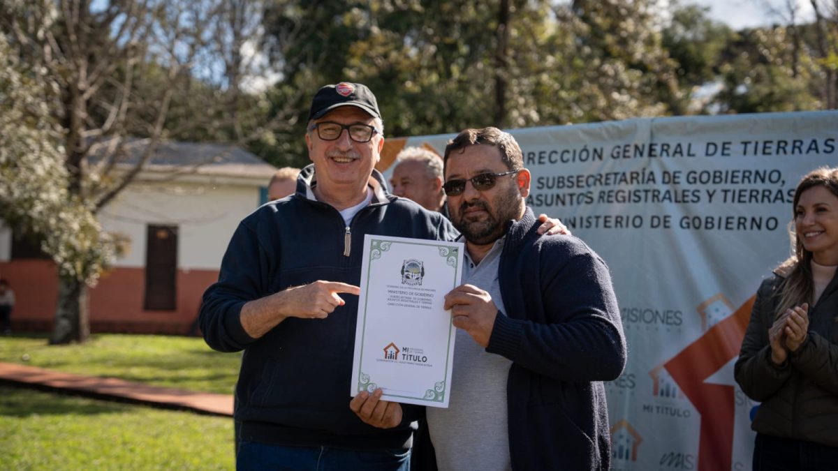 Passalacqua entrego 296 titulos de propiedad 2 - 3