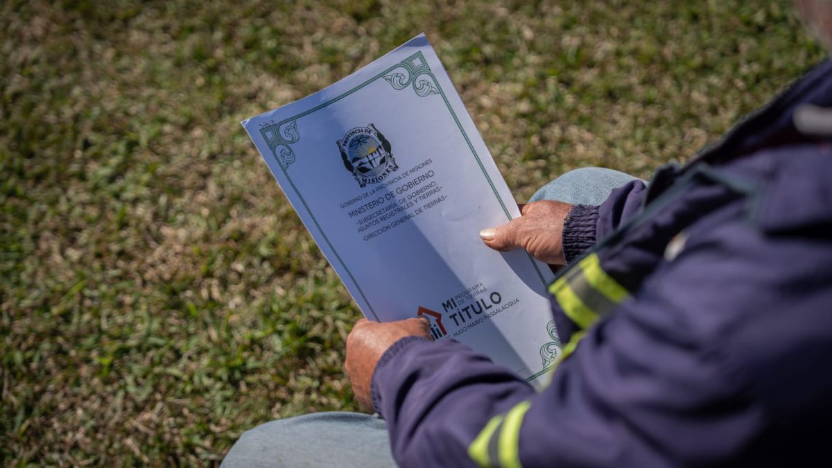 Passalacqua entrego 296 titulos de propiedad 4 - 1
