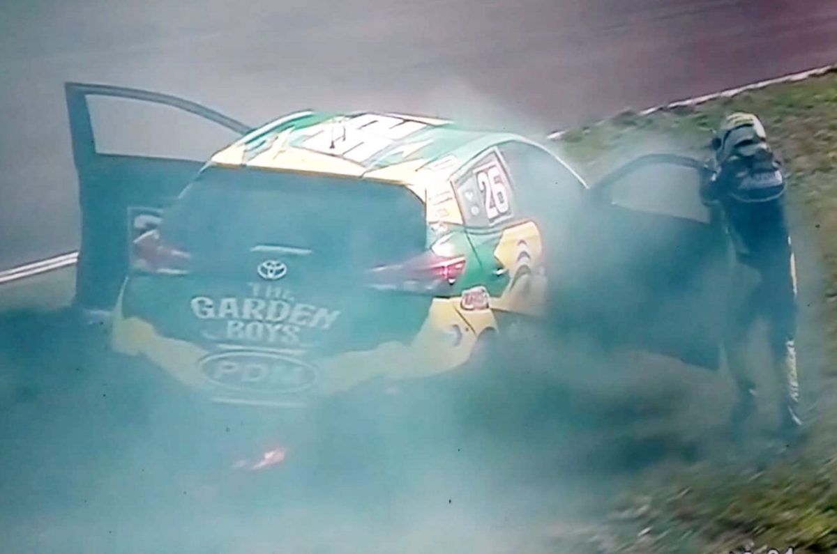 Tension en el Turismo Nacional se prendio fuego un auto en plena carrera - 1