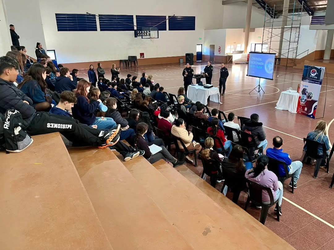 La Policía de Misiones avanza con el Plan Provincial de Prevención Digital en escuelas 2 4 - WhatsApp Image 2025 08 21 at 19.04.34 - 3