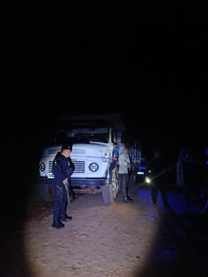 Incautaron un camión con madera nativa en San Vicente: cuatro hombres fueron detenidos 1 2 - detenido 1 - 1