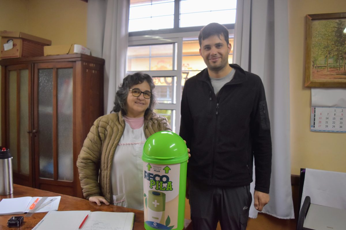Montecarlo refuerza su compromiso ambiental con la entrega de cestos para pilas en escuelas