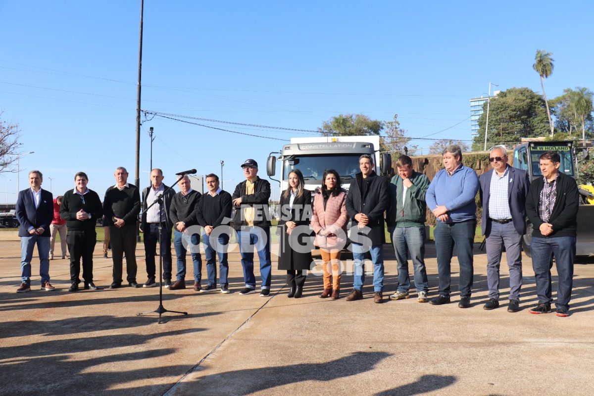 El Gobierno provincial fortalece el parque vial de ocho municipios con nueva maquinaria