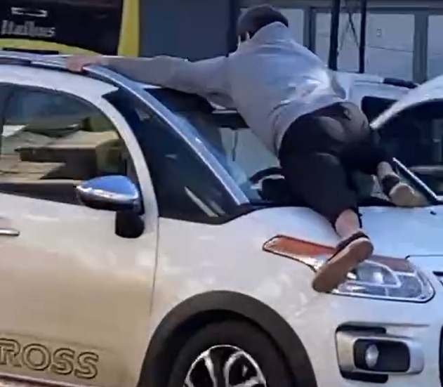 hombre colgado capó